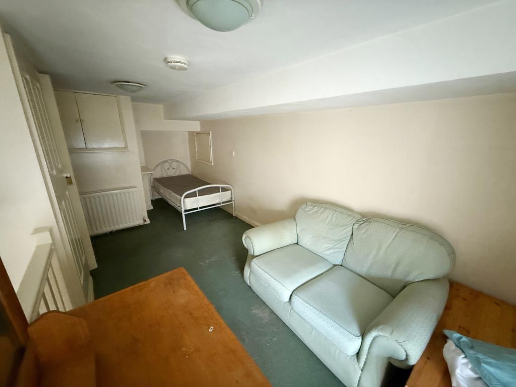 Lot: 5 - FORMER OFFICE AND BEDSITS WITH POTENTIAL CLOSE TO THE QUAY - Living and sleeping area in Bedsit 1